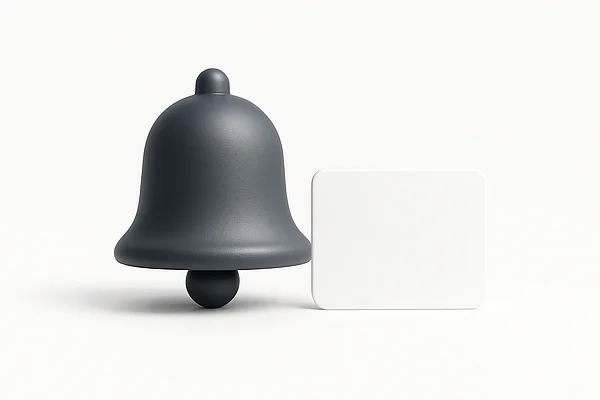 Benachrichtigungsglocke Glockensymbol neben einer leeren Benachrichtigungskarte auf hellem Untergrund, Symbolbild für eine neu erschienene Security Advisory