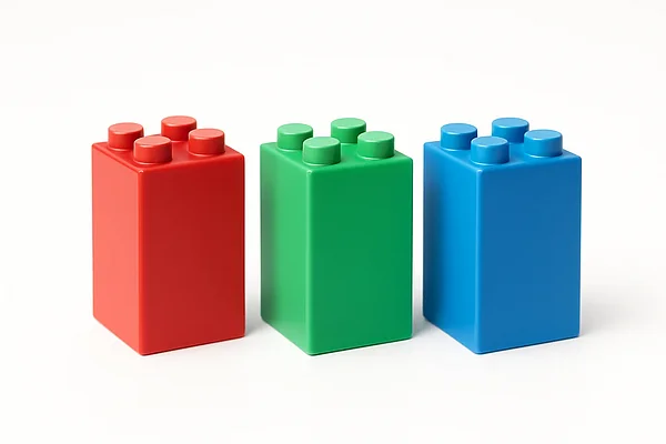 Drei gleich hohe Bausteine Drei bunte Bausteine gleicher Höhe nebeneinander auf hellem Untergrund, Symbolbild für den Vergleich von DAX, MDAX und SDAX